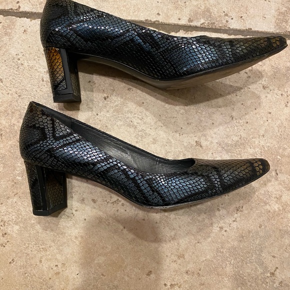 Sale!  BOGO Stuart Weitzman Metallic Snakeskin Pumps Size 7 EUC - Picture 2 of 5